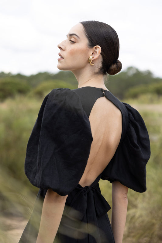 Chic and simple V-neck halter dress